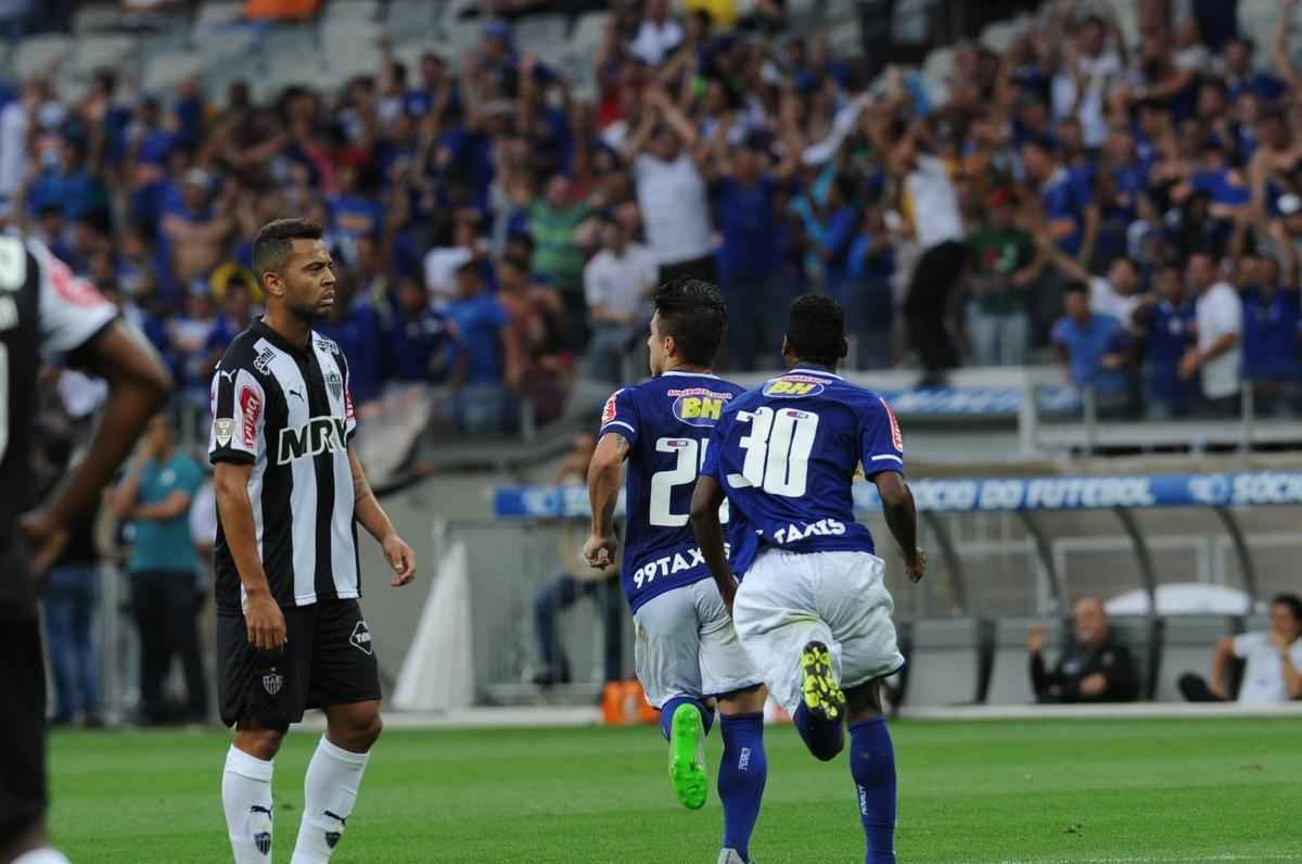 Willian marcou o gol do Cruzeiro no primeiro tempo e contou com falha de goleiro Victor no lance