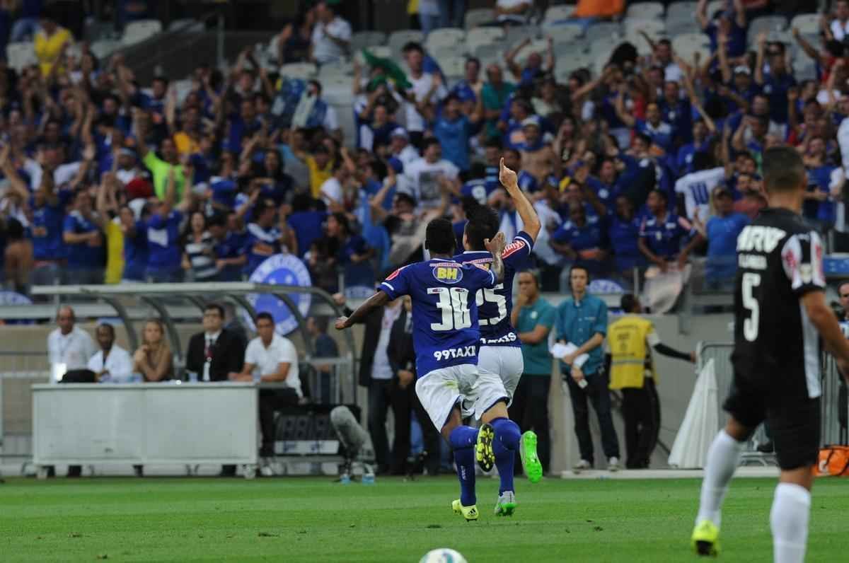 Willian marcou o gol do Cruzeiro no primeiro tempo e contou com falha de goleiro Victor no lance