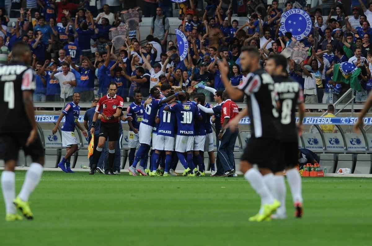 Willian marcou o gol do Cruzeiro no primeiro tempo e contou com falha de goleiro Victor no lance