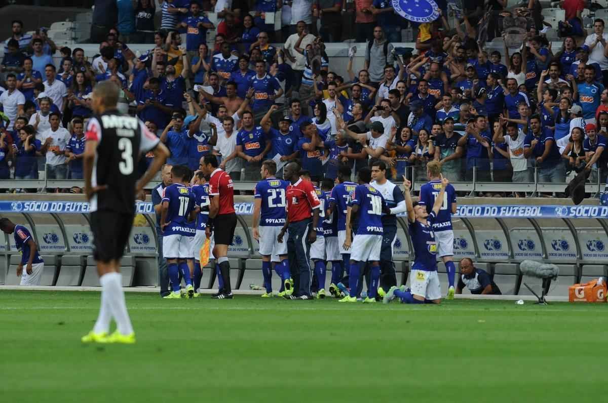Willian marcou o gol do Cruzeiro no primeiro tempo e contou com falha de goleiro Victor no lance