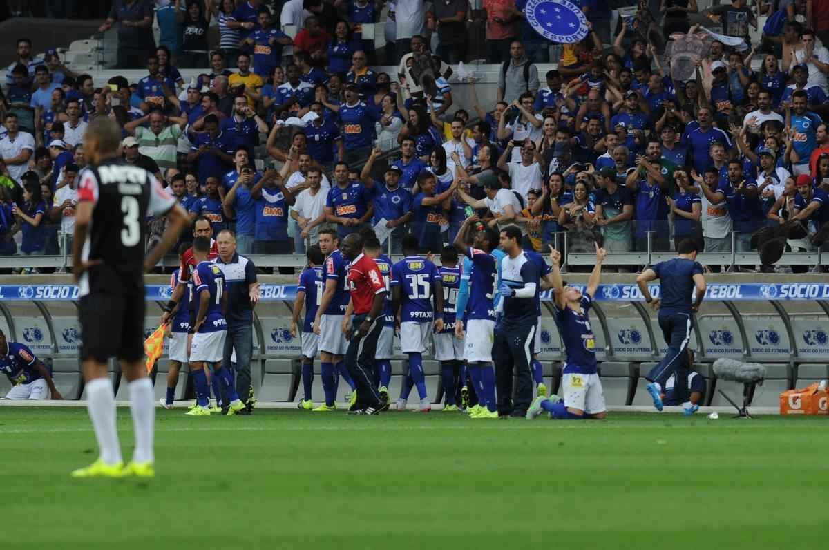Willian marcou o gol do Cruzeiro no primeiro tempo do clssico, no Mineiro