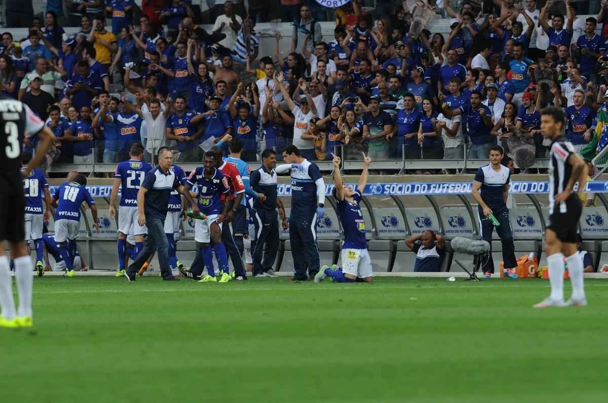 Willian marcou o gol do Cruzeiro no primeiro tempo do clssico, no Mineiro