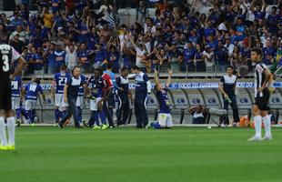 Willian marcou o gol do Cruzeiro no primeiro tempo do clssico, no Mineiro