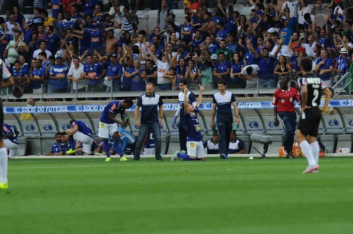 Willian marcou o gol do Cruzeiro no primeiro tempo do clssico, no Mineiro