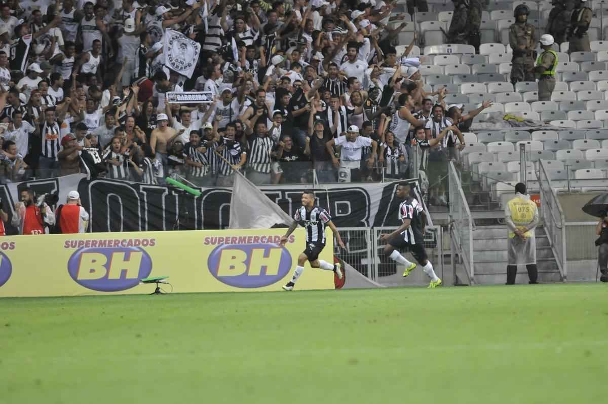Imagens do gol do Atltico, marcado por Carlos aos 43 minutos do segundo tempo