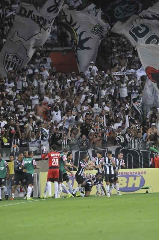 Imagens do gol do Atltico, marcado por Carlos aos 43 minutos do segundo tempo
