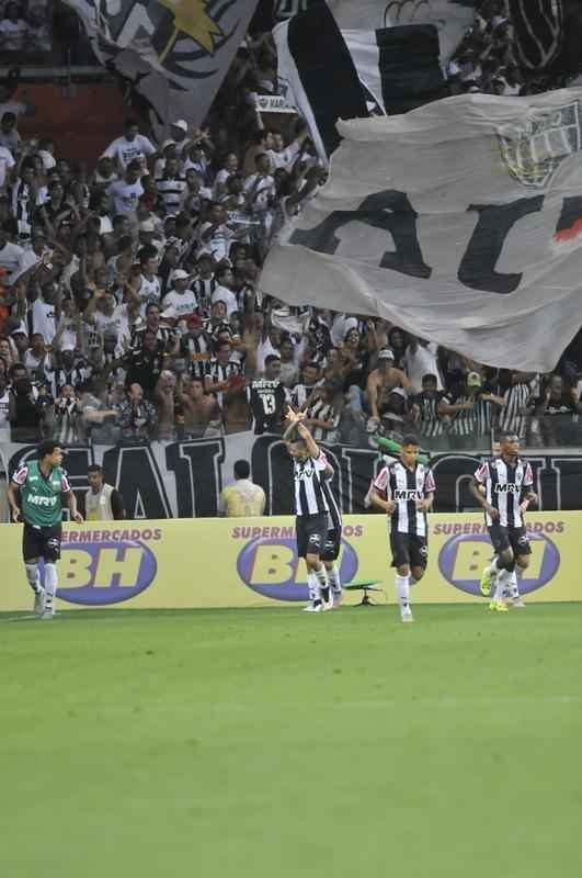 Imagens do gol do Atltico, marcado por Carlos aos 43 minutos do segundo tempo