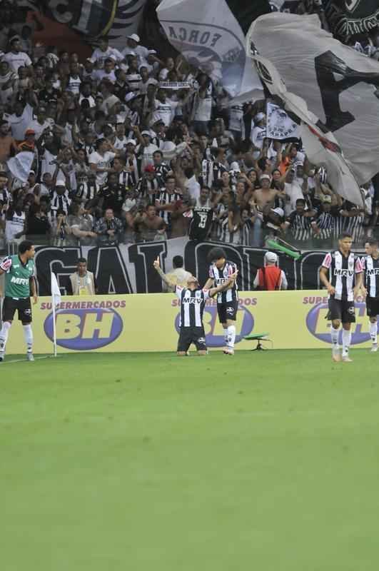 Imagens do gol do Atltico, marcado por Carlos aos 43 minutos do segundo tempo