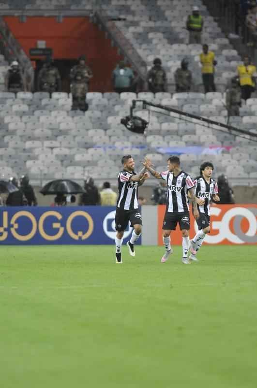 Imagens do gol do Atltico, marcado por Carlos aos 43 minutos do segundo tempo