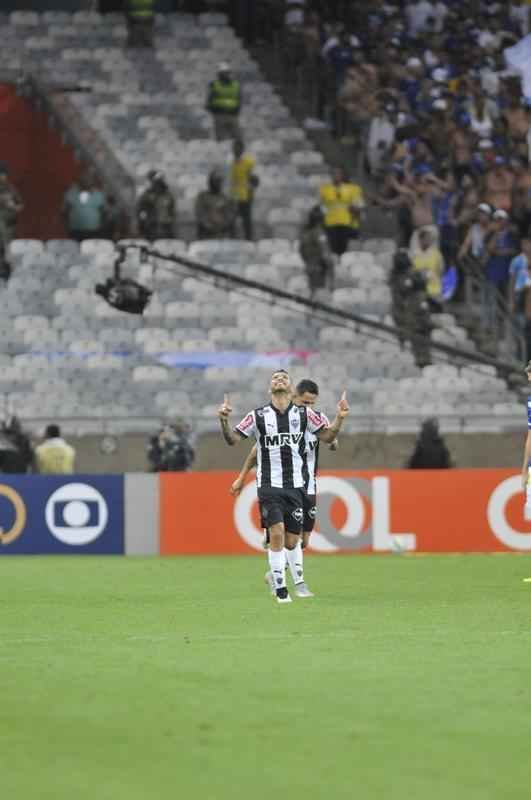 Imagens do gol do Atltico, marcado por Carlos aos 43 minutos do segundo tempo
