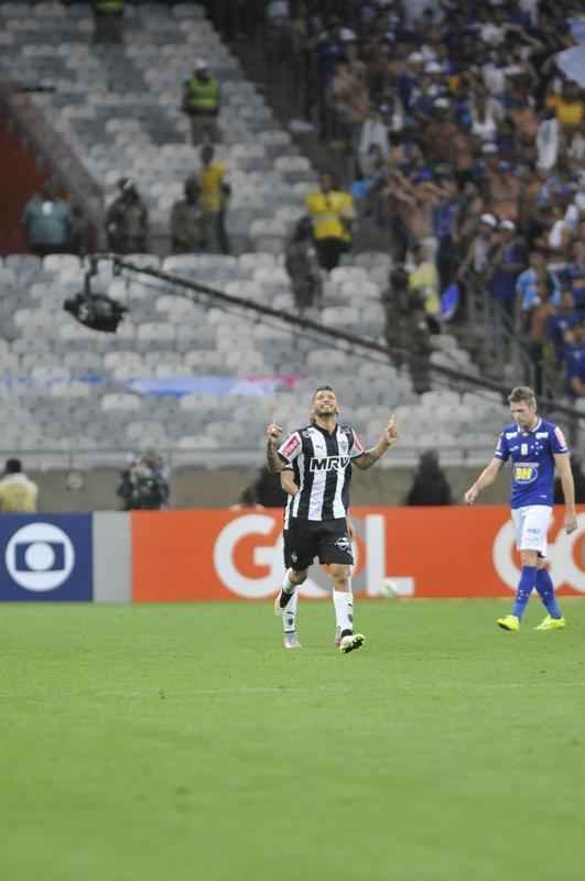 Imagens do gol do Atltico, marcado por Carlos aos 43 minutos do segundo tempo