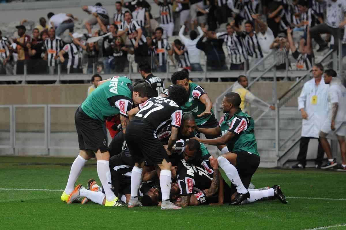 Imagens do gol do Atltico, marcado por Carlos aos 43 minutos do segundo tempo