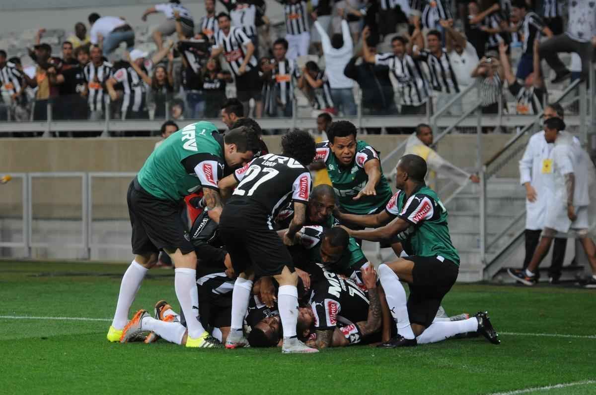 Imagens do gol do Atltico, marcado por Carlos aos 43 minutos do segundo tempo