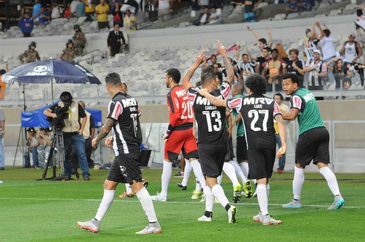 Imagens do gol do Atltico, marcado por Carlos aos 43 minutos do segundo tempo