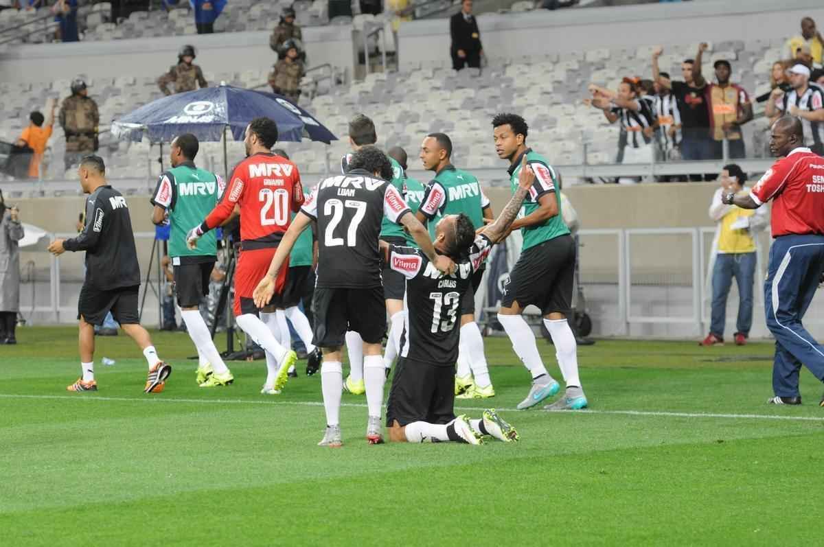 Imagens do gol do Atltico, marcado por Carlos aos 43 minutos do segundo tempo