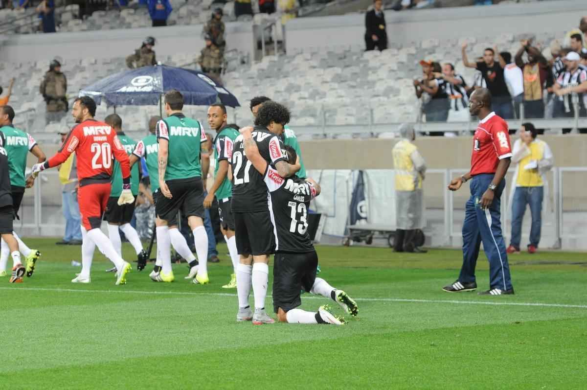 Imagens do gol do Atltico, marcado por Carlos aos 43 minutos do segundo tempo