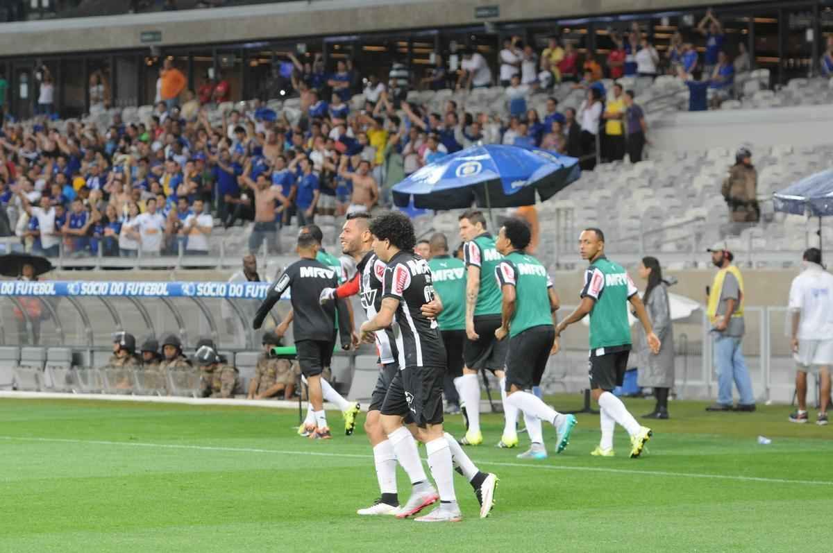Imagens do gol do Atltico, marcado por Carlos aos 43 minutos do segundo tempo
