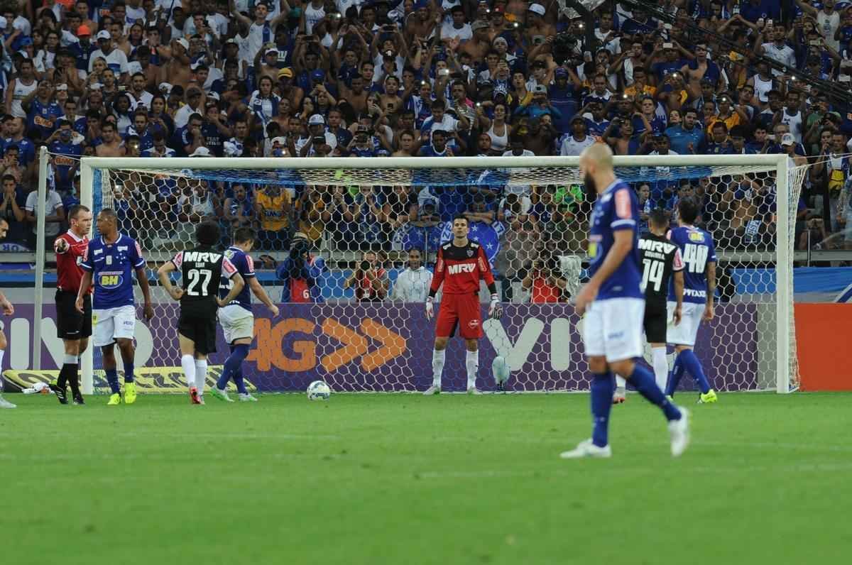 Imagens do gol do Atltico, marcado por Carlos aos 43 minutos do segundo tempo