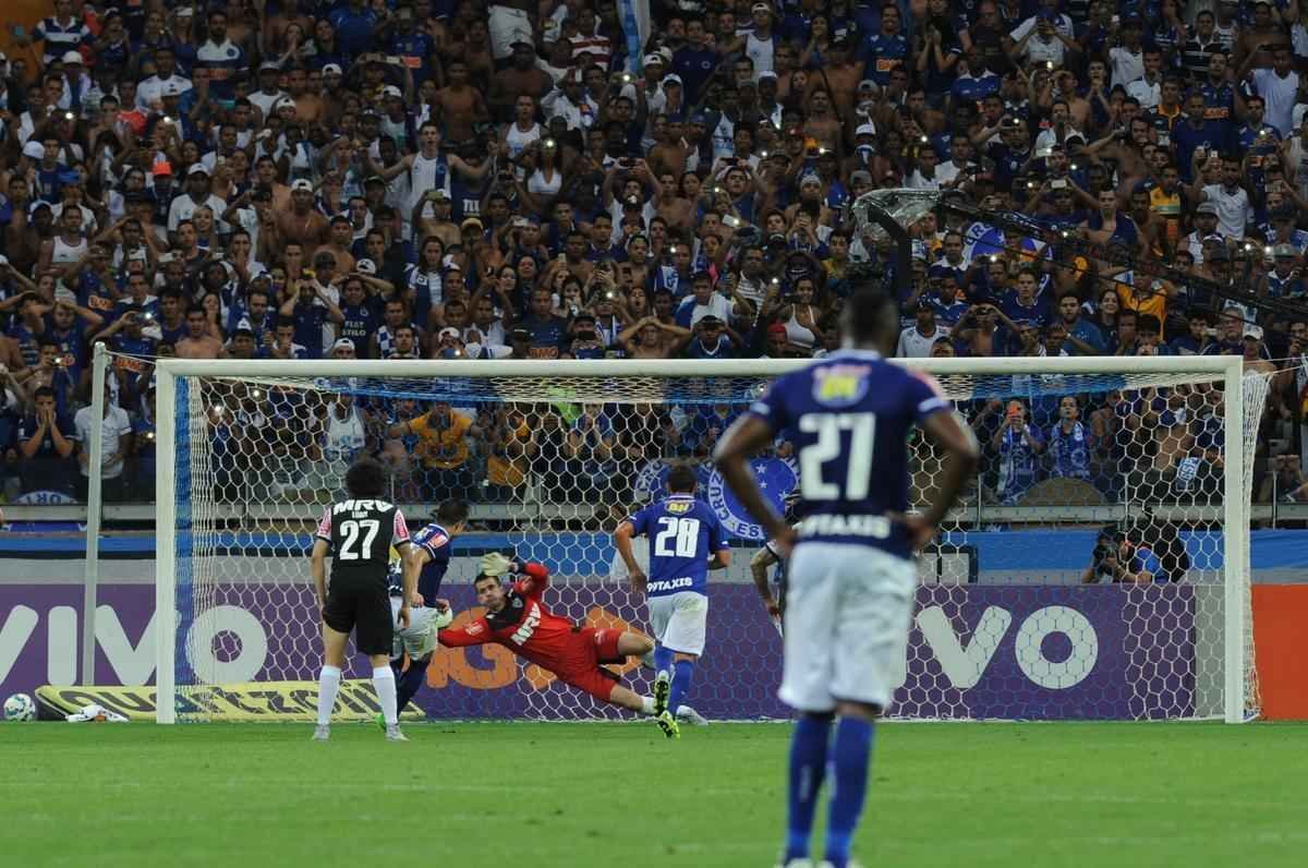 Imagens do gol do Atltico, marcado por Carlos aos 43 minutos do segundo tempo