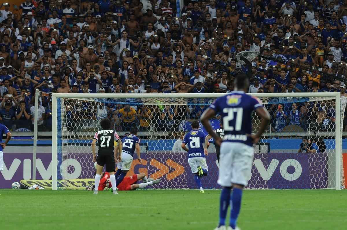 Imagens do gol do Atltico, marcado por Carlos aos 43 minutos do segundo tempo