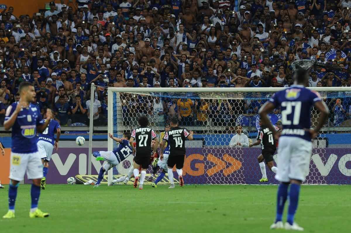 Imagens do gol do Atltico, marcado por Carlos aos 43 minutos do segundo tempo