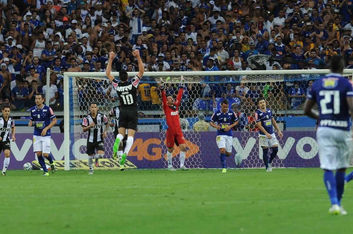 Imagens do gol do Atltico, marcado por Carlos aos 43 minutos do segundo tempo