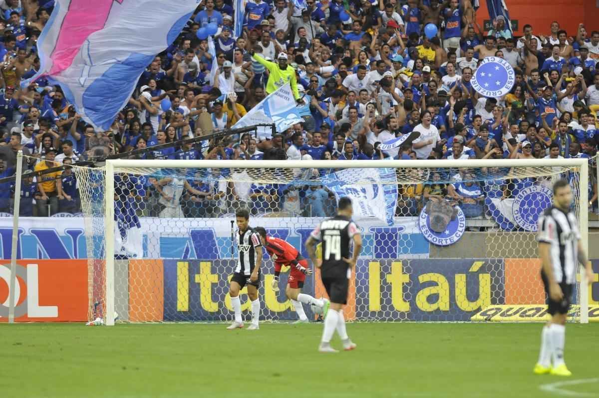 Imagens do gol do Atltico, marcado por Carlos aos 43 minutos do segundo tempo