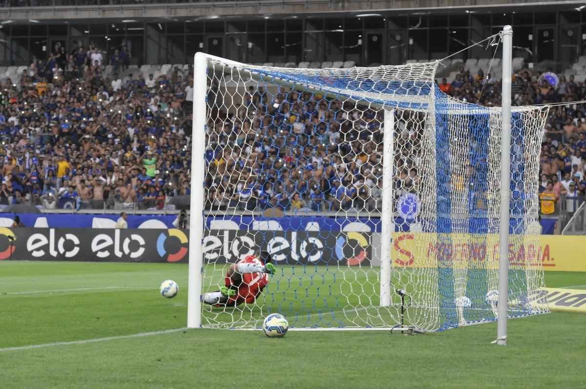 Imagens do gol do Atltico, marcado por Carlos aos 43 minutos do segundo tempo