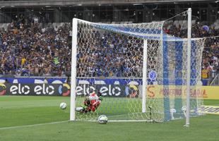 Imagens do gol do Atltico, marcado por Carlos aos 43 minutos do segundo tempo