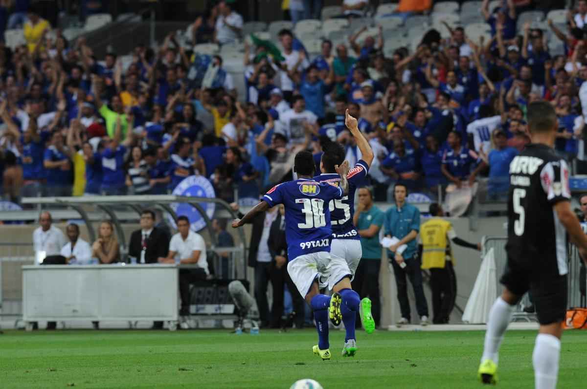 Willian finalizou diante da marcao de Leonardo Silva e Victor no conseguiu segurar. Cruzeiro 1 x 0 Atltico