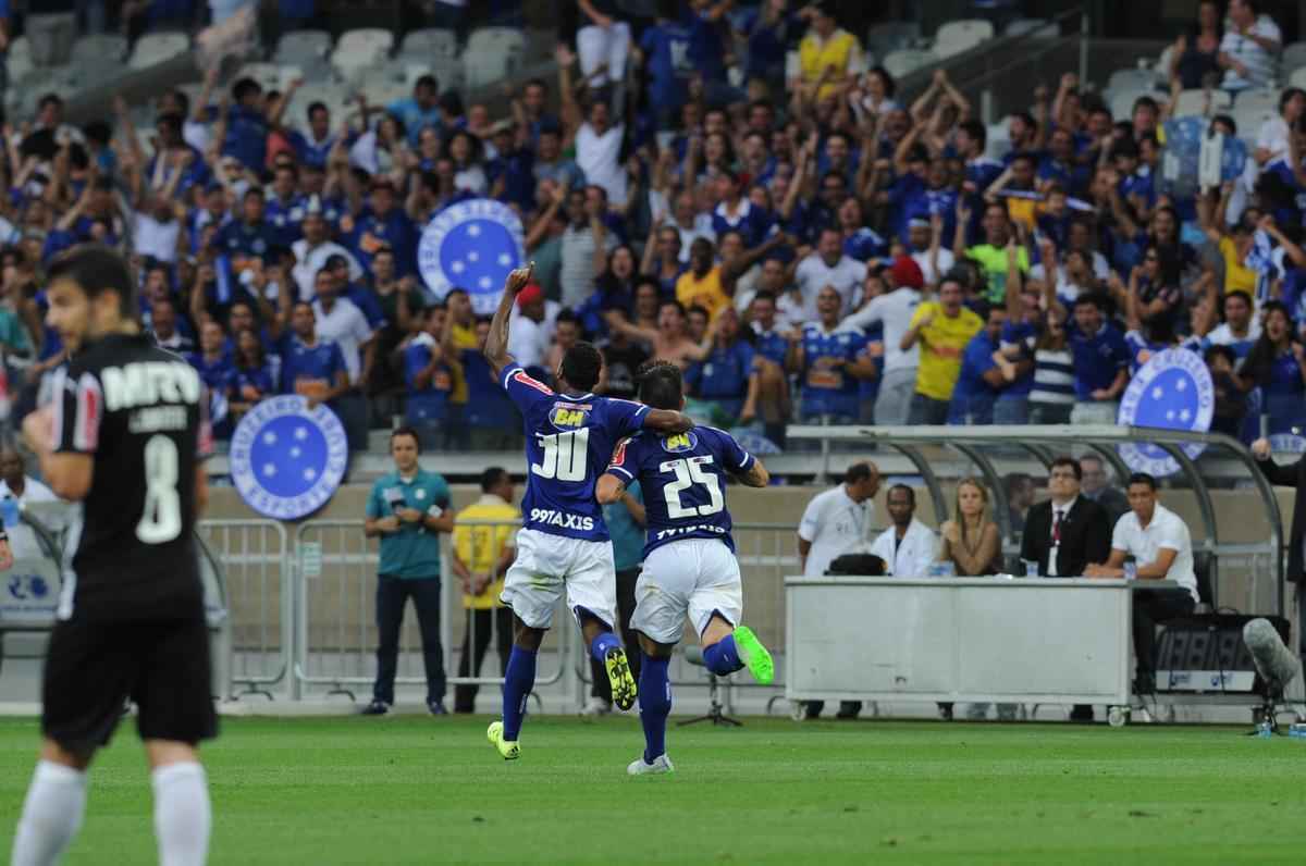 Willian finalizou diante da marcao de Leonardo Silva e Victor no conseguiu segurar. Cruzeiro 1 x 0 Atltico