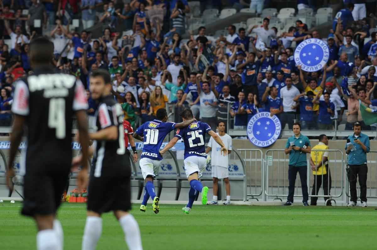 Willian finalizou diante da marcao de Leonardo Silva e Victor no conseguiu segurar. Cruzeiro 1 x 0 Atltico