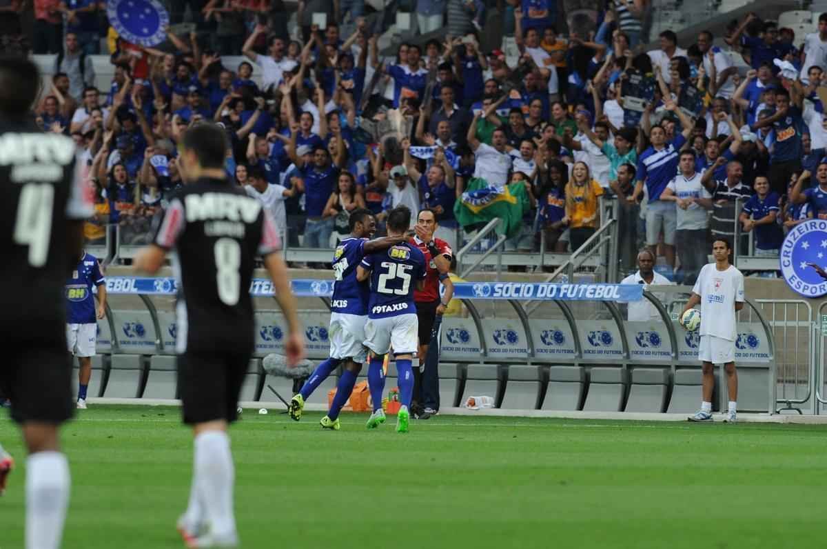 Willian finalizou diante da marcao de Leonardo Silva e Victor no conseguiu segurar. Cruzeiro 1 x 0 Atltico
