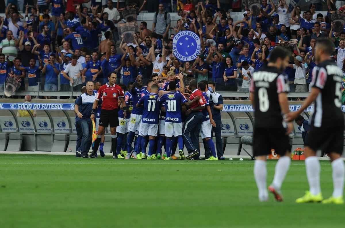Willian finalizou diante da marcao de Leonardo Silva e Victor no conseguiu segurar. Cruzeiro 1 x 0 Atltico