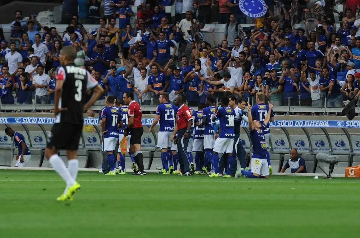 Willian finalizou diante da marcao de Leonardo Silva e Victor no conseguiu segurar. Cruzeiro 1 x 0 Atltico