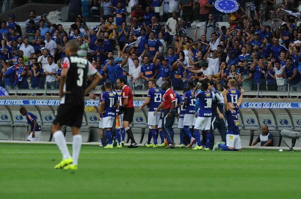 Willian finalizou diante da marcao de Leonardo Silva e Victor no conseguiu segurar. Cruzeiro 1 x 0 Atltico