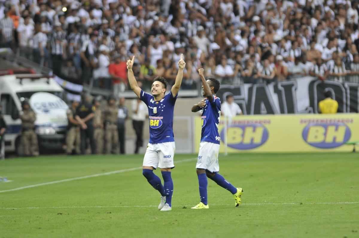 Willian finalizou diante da marcao de Leonardo Silva e Victor no conseguiu segurar. Cruzeiro 1 x 0 Atltico