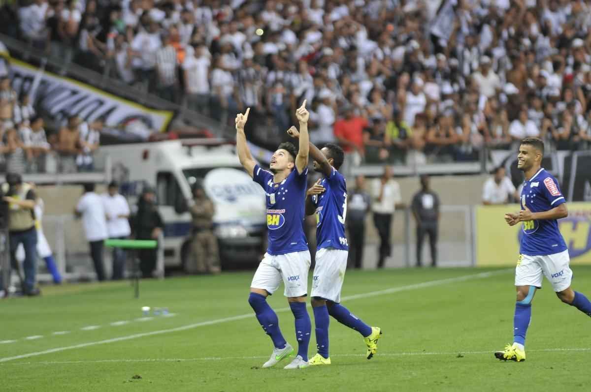 Willian finalizou diante da marcao de Leonardo Silva e Victor no conseguiu segurar. Cruzeiro 1 x 0 Atltico
