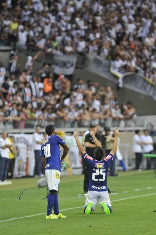Willian finalizou diante da marcao de Leonardo Silva e Victor no conseguiu segurar. Cruzeiro 1 x 0 Atltico