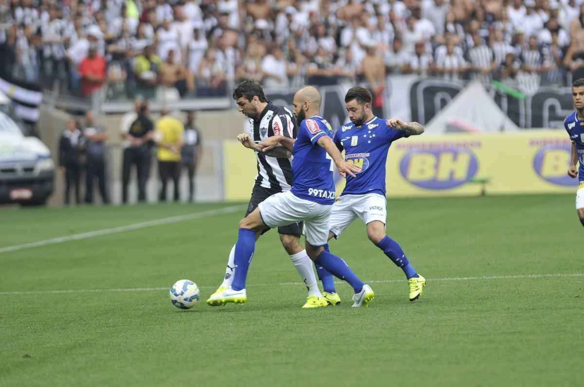 Willian finalizou diante da marcao de Leonardo Silva e Victor no conseguiu segurar. Cruzeiro 1 x 0 Atltico
