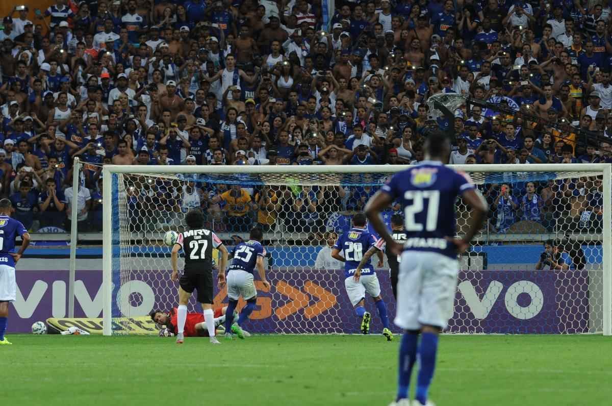 Victor defendeu cobrana de Willian em seu canto direito e evitou revs atleticano no clssico