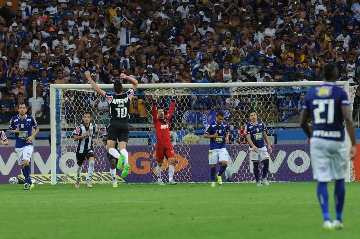 Victor defendeu cobrana de Willian em seu canto direito e evitou revs atleticano no clssico