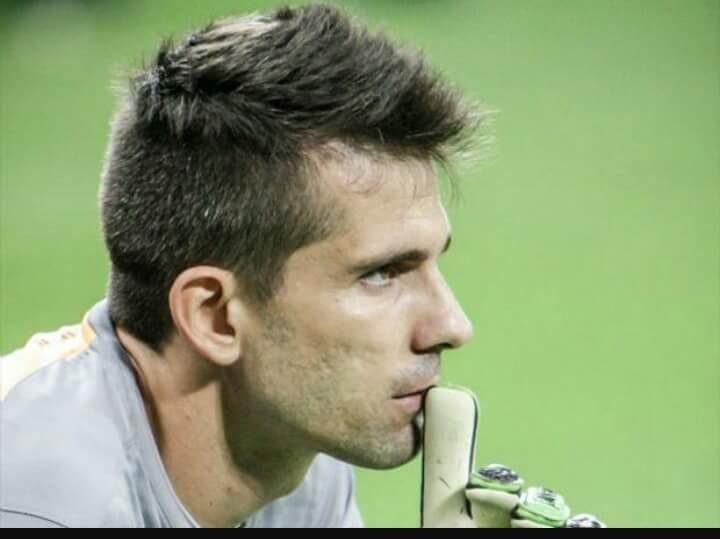 Falha de Victor no primeiro gol, pnalti perdido por Willian no final e arbitragem viraram memes 