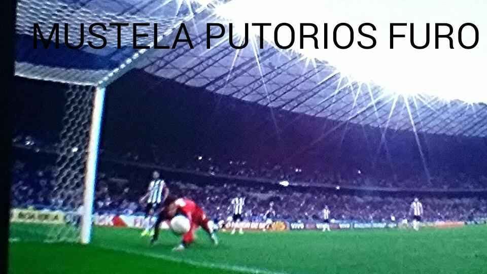 Falha de Victor no primeiro gol, pnalti perdido por Willian no final e arbitragem viraram memes 