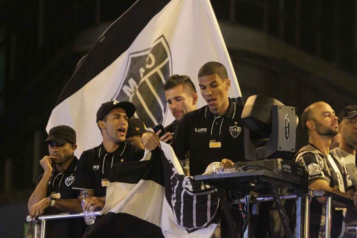 Ao lado de Pierre e Leonardo Silva, Victor festeja a Libertadores de 2013