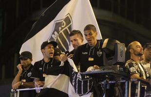 Ao lado de Pierre e Leonardo Silva, Victor festeja a Libertadores de 2013