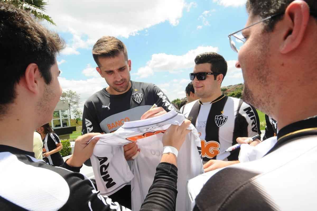 Aps os treinos na Cidade do Galo, Victor sempre recebe pedidos de fotos e autgrafos