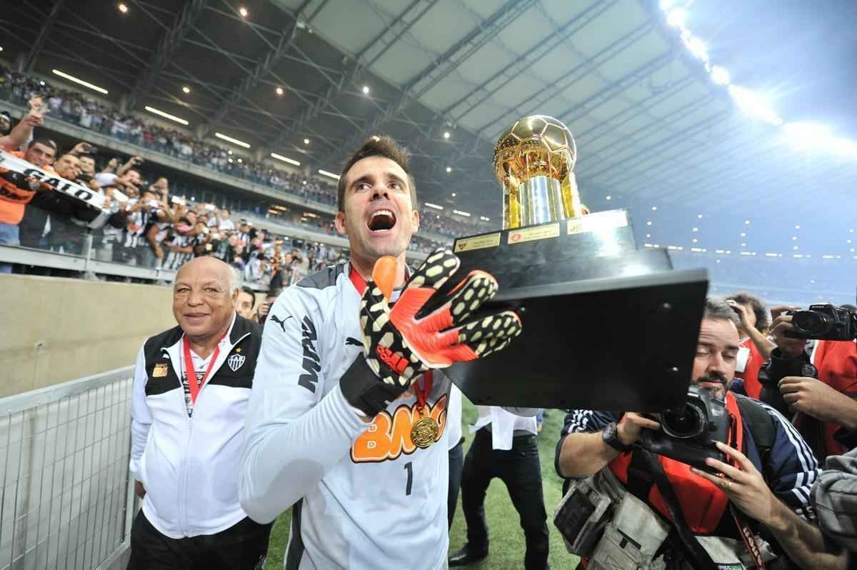 Goleiro festeja a conquista da Recopa Sul-Americana