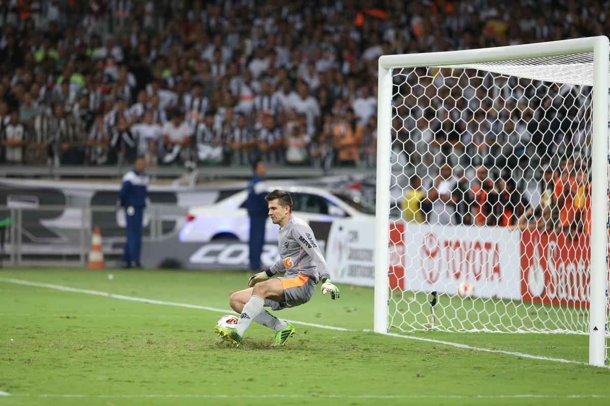 Na deciso da Libertadores, Victor voltou a defender um pnalti