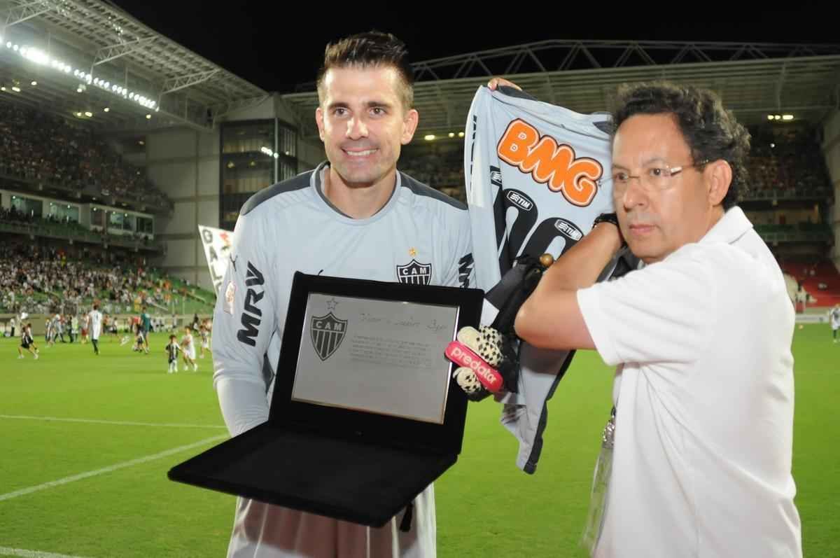 Ao completar 100 jogos, Victor foi homenageado pelo Atltico